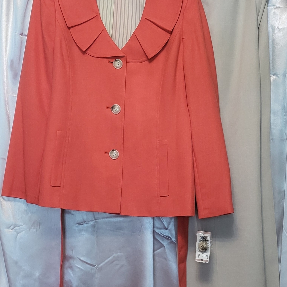 Le Suit Coral Red Blazer with Beige Pants - Picture 2 of 9